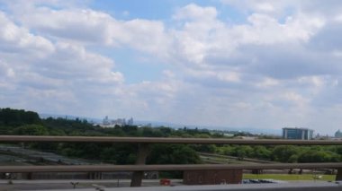 Salford city Atıksu tesisi ve çevre yolu M60, İngiltere, Amerika Birleşik Devletleri sürüş araba yan penceresinden Greater Manchester panorama