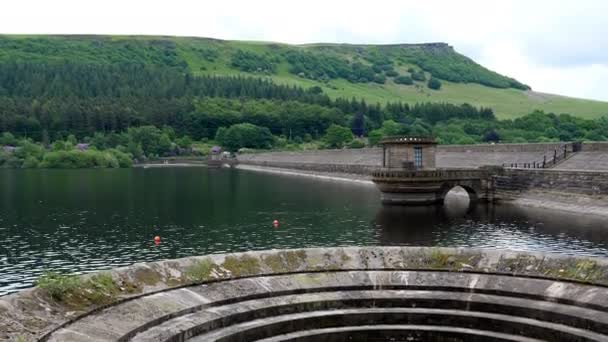 Ποταμό Derwent Ladybower Δεξαμενή Υπερχείλιση Plughole Κλίση Προς Κάτω Αγγλία — Αρχείο Βίντεο