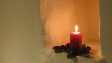 Duvara niş içinde yanan Noel kırmızı mum için dekore edilmiş kapatmak