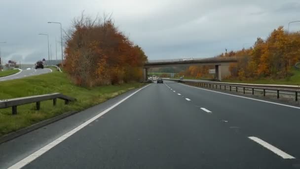 在北威尔士驱车前往康维镇 在秋景 A55 高速公路上的31号路口 — 图库视频影像