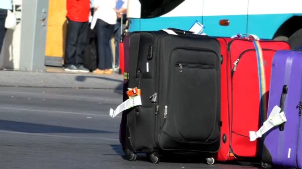 Traslado Aeropuerto Resort Vacacional Hombre Cargando Una Pila Equipaje Autobús — Vídeos de Stock