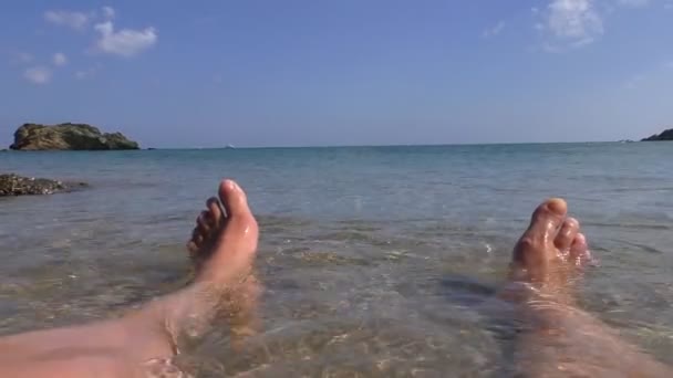 Ponto Vista Pessoal Dos Pés Mulher Relaxada Água Mar Praia — Vídeo de Stock