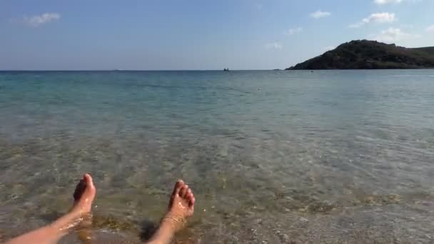 Pernas Nuas Mulher Submersa Águas Marinhas Rasas Praia Com Barco — Vídeo de Stock