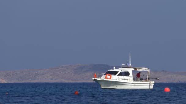Ember Egy Csónakban Görögország Oldalnézet Partról Zászlaja Alatt — Stock videók