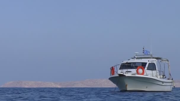 Jacht Unter Griechischer Flagge Meer Verankert Niedrigwinkelblick Vom Fahrenden Boot — Stockvideo