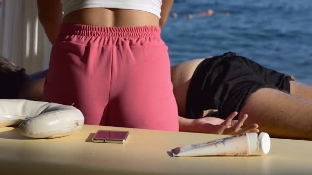 Adam Sahilde Denizde Yüzme Insanlar Masaj Vererek Profesyonel Genç Kadın — Stok video
