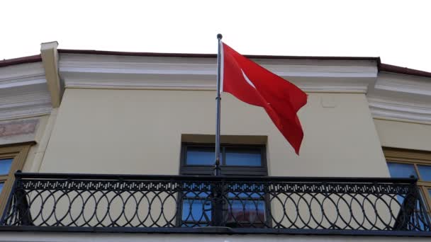National Red Flag Turkey Flying Slow Balcony Building — Stock Video
