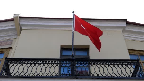 Röd Flagga Turkiet Flyger Långsamt Balkongen Byggnaden — Stockvideo