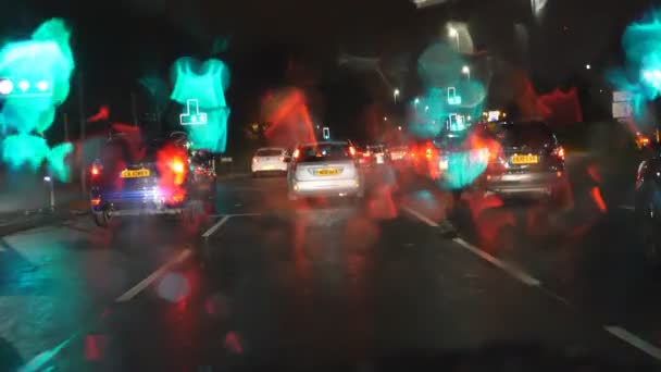 リバプール イングランド イギリス 2018 自動車フロント ガラスのビュー リバプール市からの雨の夜 A580 道にマンチェスター イギリスで運転 — ストック動画