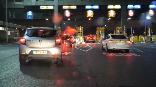 キングスウェイ トンネル ブース駅夜 いくつか雨のフロント ガラスに向かって運転するときに車フロント ウィンドウ ビュー リバプール イングランド イギリス — ストック動画