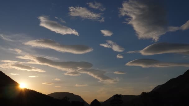 Медленный Панорамный Снимок Показывающий Лентикулярные Облака Закате Неба Горах — стоковое видео