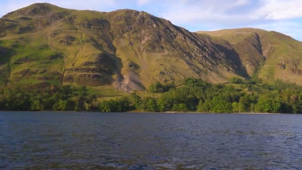 Longo Tiro Panorâmico Mostra Beleza Pitoresco Lago Buttermere Cercas Circundantes — Vídeo de Stock