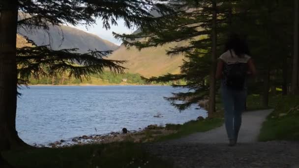 Visão Traseira Mulher Caminhando Trilha Beira Lago Com Belo Lago — Vídeo de Stock