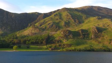 Gün batımında atış pitoresk Buttermere göl ve dağ Lake District olarak kaydırma