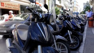 Heraklion, Girit Adası, Yunanistan - Ekim 2014: motosiklet bir yoğun şehir merkezi merkezi cadde üzerinde satır kapat