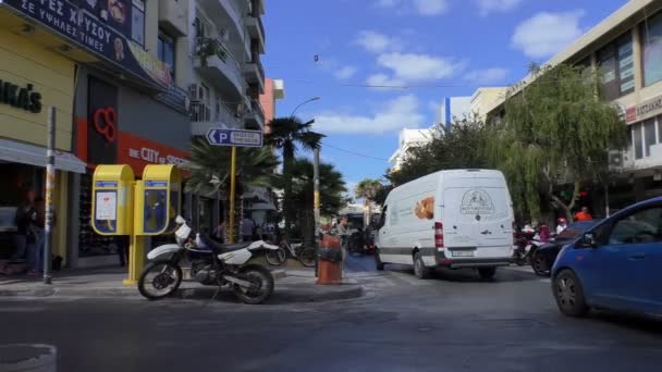 希腊克里特岛伊拉克利翁 2014年10月 在一个阳光明媚的日子里 在伊拉克利翁或伊拉克利翁市中心的人员和交通 — 图库视频影像