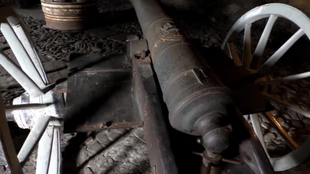 小屋の低速で車輪の上の古い大砲を傾ける — ストック動画