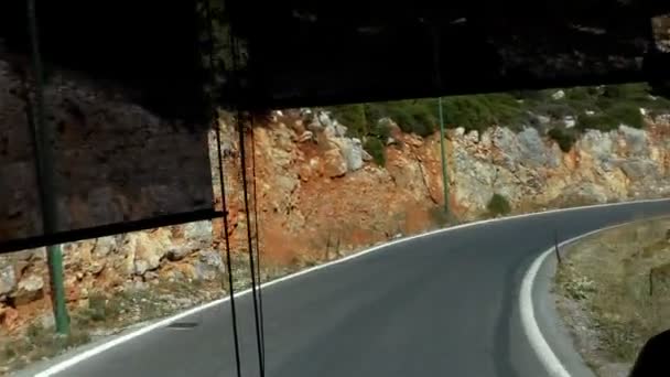 Touristenbus Frontansicht Reisen Gewundenen Gebirgsstraße Richtung Lasithi Plateau Betoninsel Griechenland — Stockvideo