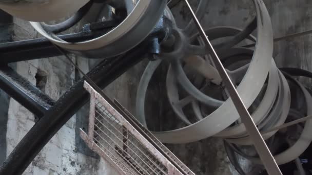 Enorme Oude Mechanisme Wielen Katrollen Met Platte Aandrijfriem Zijn Spinnen — Stockvideo