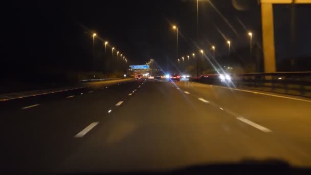 汽车司机的看法驾驶在夜间 M62 高速公路从利物浦到曼彻斯特 挡风玻璃雨刮器擦拭小雨 — 图库视频影像