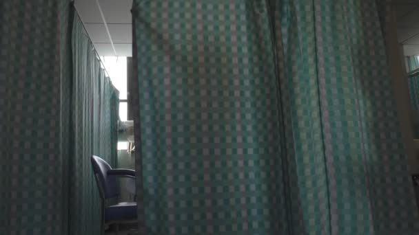 Frau Krankenhauskleid Schließt Kabinenvorhang Für Privatsphäre — Stockvideo