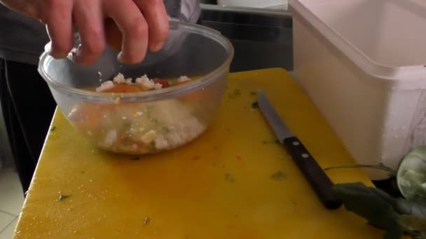 专业的希腊厨师准备煎蛋卷或煎蛋卷混合物 在蔬菜上打破生鸡蛋 在碗里加入调料和搅拌 手持式相机 — 图库视频影像