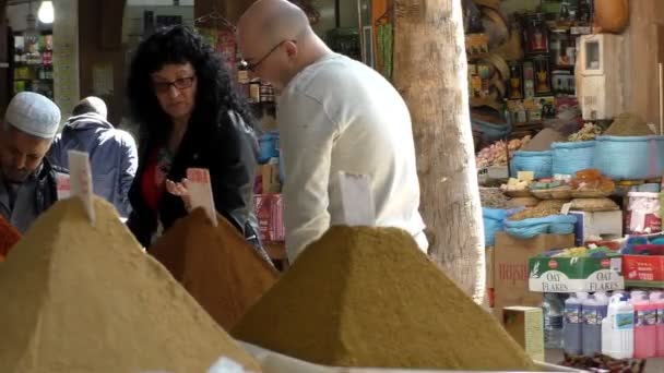 アガディール モロッコ 2016 観光客のカップルを購入する何かを選んでいるスーク モロッコ アガディールの街の有名な市場 — ストック動画