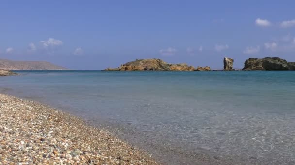 Kristallklare Meereswellen Die Einem Sonnigen Tag Sand Und Kies Strand — Stockvideo