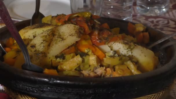 Colpo Ravvicinato Pollo Tajine Tagine Piatto Persone Che Prendono Con — Video Stock