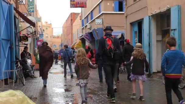 Tiznit Maroc Mars 2016 Groupe Touristes Avec Enfants Marchant Dans — Video