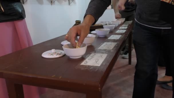 Touristen Probieren Verschiedene Sorten Ökologischen Honigs Marokko Werkstatt — Stockvideo