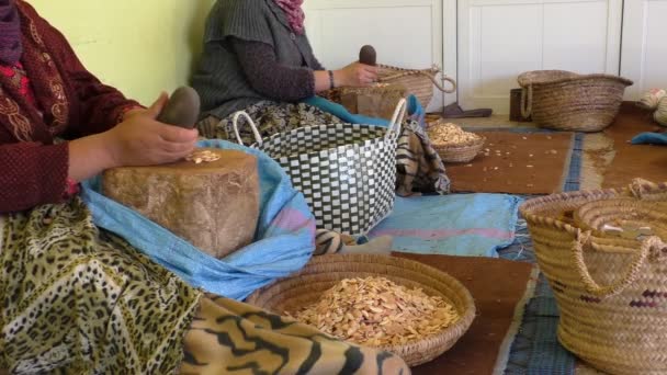 Två Arabiska Kvinnor Arbetar Hårt Sprickbildning Argan Trädnötter För Argan — Stockvideo