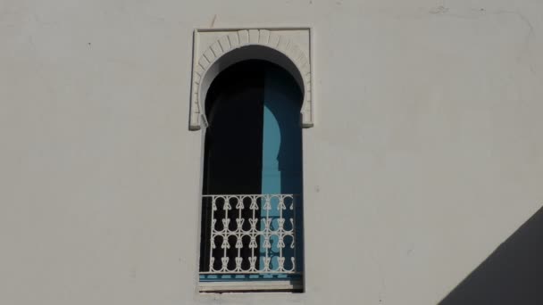Низкоугольный Вид Стену Дома Белого Цвета Окном Арабическом Стиле Ярко — стоковое видео
