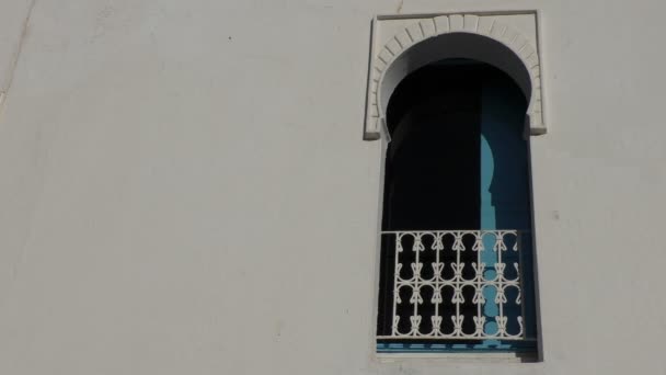 Quelqu Ferme Ouvre Une Fenêtre Style Arabe Avec Panneau Coulissant — Video