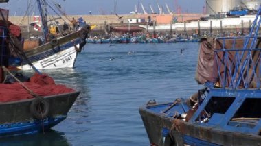 Şehir balıkçı limanı Fas, Afrika Agadir diğer gemiler arasındaki boşluğu geçen eski yırtık pırtık balıkçı trol