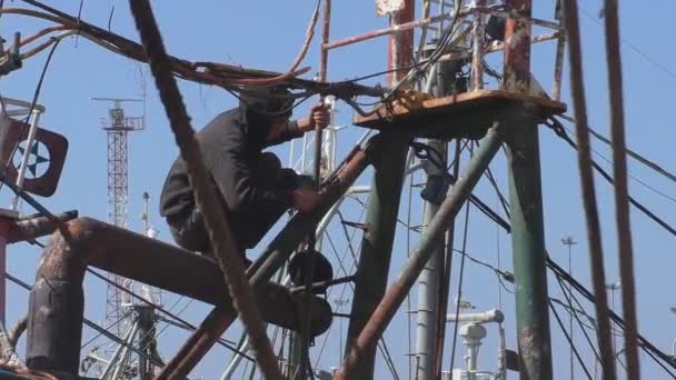 Trabajador Con Cara Bajo Capó Está Trabajando Una Altura Tomando — Vídeos de Stock