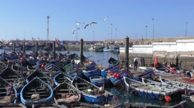 Fas'ta bir limanda istirahat birçok küçük balıkçı tekneleri