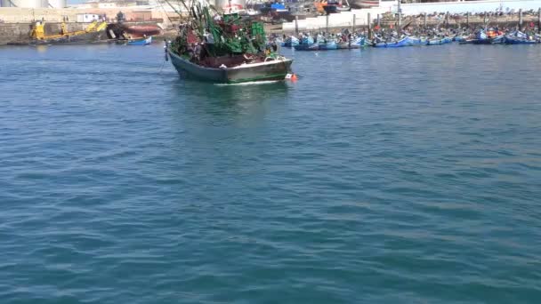 Ψάρεμα Αντιστρέφοντας Μηχανότρατας Στα Ύδατα Του Αγκαντίρ Πόλη Αλιευτικό Λιμάνι — Αρχείο Βίντεο