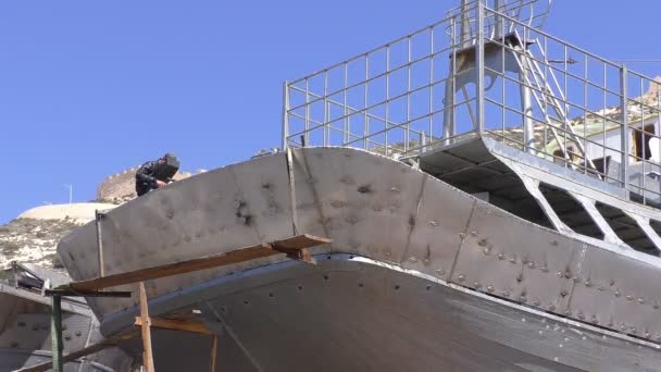 在阳光明媚的日子里 在室外新建船舶的船尾 焊机焊接金属部件的低角度镜头 — 图库视频影像