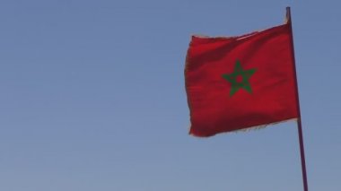 Karşı Fas sallayarak yıldız bayrak kırmızı renk mavi gökyüzü temizleyin, alanı Kopyala