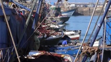 Tekneler ve balıkçı tekneleri Agadir Balık tutma bağlantı noktası iskeleye demirlemiş