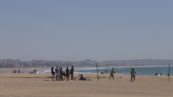 Неузнаваемые Мужчины Играют Пляжный Теннис Побережье Агадира Марокко Африка — стоковое видео