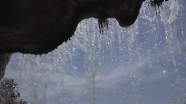 青空滝の後ろから流れ落ちる水のビュー — ストック動画
