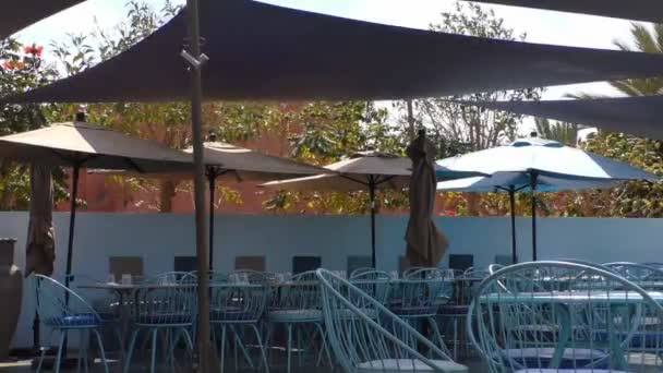 Weergave Van Lege Stoelen Onder Parasols Tropische Toeristische Resort Outdoor — Stockvideo