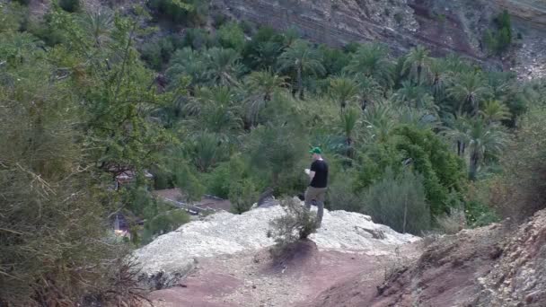 Hombre Grupo Turistas Tomando Fotos Paradise Valley Marruecos África — Vídeo de stock