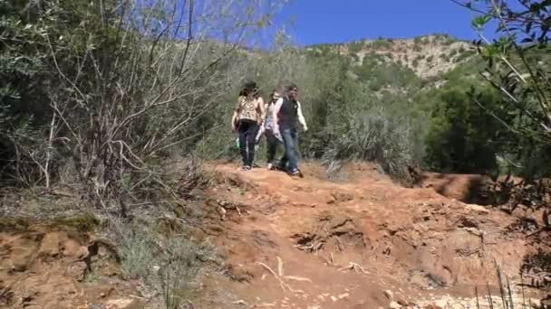 Gruppe Von Vier Touristen Beim Wandern Einer Hügeligen Gegend Marokko — Stockvideo