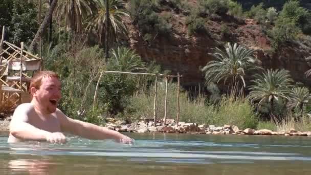 Homem Cabelo Gengibre Jovem Está Gostando Nadar Piscina Rio Vale — Vídeo de Stock