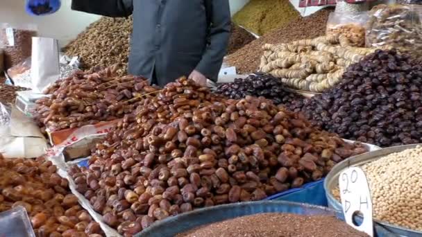 Dried Fruit Market Seller Weighing Dates His Outdoor Stall Morocco — Stock Video