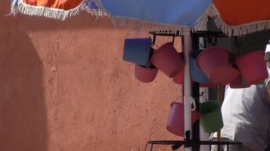 Fas Market genel tuvalet tarafından asılı kişisel temizlik kovaları