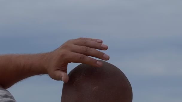 Homem Está Limpando Grãos Areia Praia Sua Cabeça Vista Perto — Vídeo de Stock